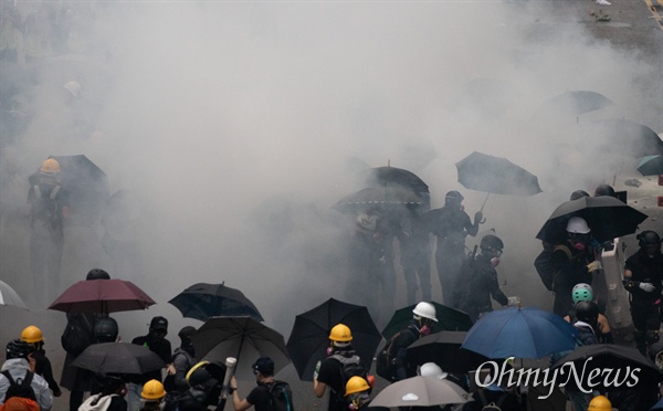 9월 1일 홍콩 중앙정부청사 앞에서 시위대와 경찰이 대치하고 있다.
