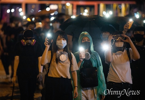 9월 1일 홍콩 중앙정부청사를 출발한 시위대가 커즈웨이베이를 향해 스마트폰 불을 켜고 행진하고 있다. 