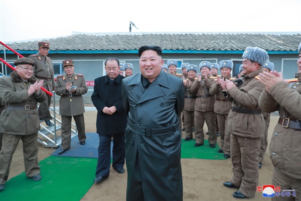 북한 김정은 국무위원장이 국방과학원에서 진행한 초대형 방사포 시험사격을 참관했다고 29일 조선중앙통신이 보도했다. 