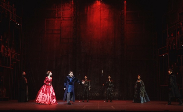  2막 3장 스투아르다의 처형 전에 로베르토(테너 신상근)가 슬픔을 노래하고 있다. 스투아르다는 실제로 처형 때 붉은 드레스를 입었다고 한다. 