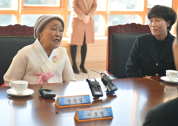  29일 창원대학교 대학본부에서 이호영 총장과 교직원들이 참석한 가운데 장준심 할머니의 대학발전기금 1억 원 기탁식이 열리고 있다.