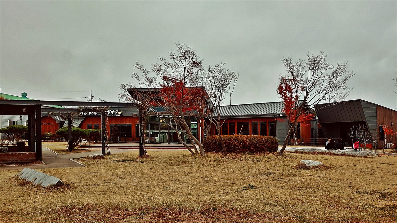 실로암막국수 좁은 방 몇 개로 자리가 나기를 기다리며 먹던 실로암막국수는 몇 년 전부터 새로 건물을 지어 이용하기에 불편하지 않다. 오래전부터 운영하던 식당은 여전히 현재의 식당 앞에 보존되어 있다.