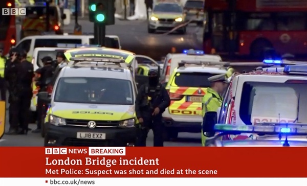 지난 29일(현지시간) 영국의 대표적인 관광 명소인 런던브리지에서 흉기 테러사건이 발생해 2명의 시민이 숨졌다. 사진은 영국 BBC 방송화면 캡쳐.  