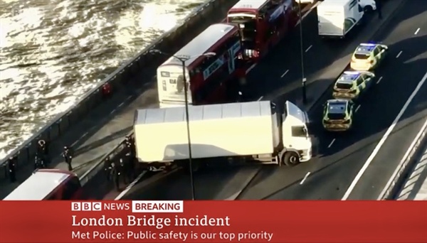 지난 29일(현지시간) 영국의 대표적인 명소인 런던브리지에서 흉기 테러사건이 발생했다. 경찰은 런던브리지 일대 교통을 통제했으며, 다리 위의 일부 트럭에 대해 경찰이 검문 검색을 하기도 했다. 사진은 BBC 화면 캡쳐.