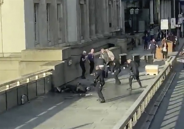 11월 29일 영국 런던브리지에서 가짜 폭탄 조끼를 입은 한 남자과 시민들에게 칼을 휘두르다가 무장한 경찰에 의해 총에 맞아 사망했다. 런던 경찰은 이 사건을 테러 공격으로 보고 있다. 사진은 @HLOBlog가 제공한 비디오 캡처. 
