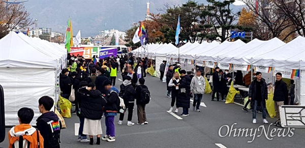 11월 30일 오전 창원광장 남측방향 도로에서 '제1회 경남퀴어문화축제'가 열리고 있다.