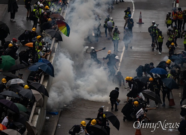 2019년 9월 1일 홍콩 중앙정부청사 앞에서 5대 요구안 수용을 위해 시위대가 경찰과 충돌하고 있는 현장.