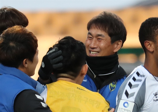  30일 경남 창원시 창원축구센터에서 열린 프로축구 K리그1(1부리그) 경남FC-인천유나이티드 경기에서 무승부로 1부리그 잔류를 확정한 인천유나이티드 유상철 감독이 코치들과 기뻐하고 있다.