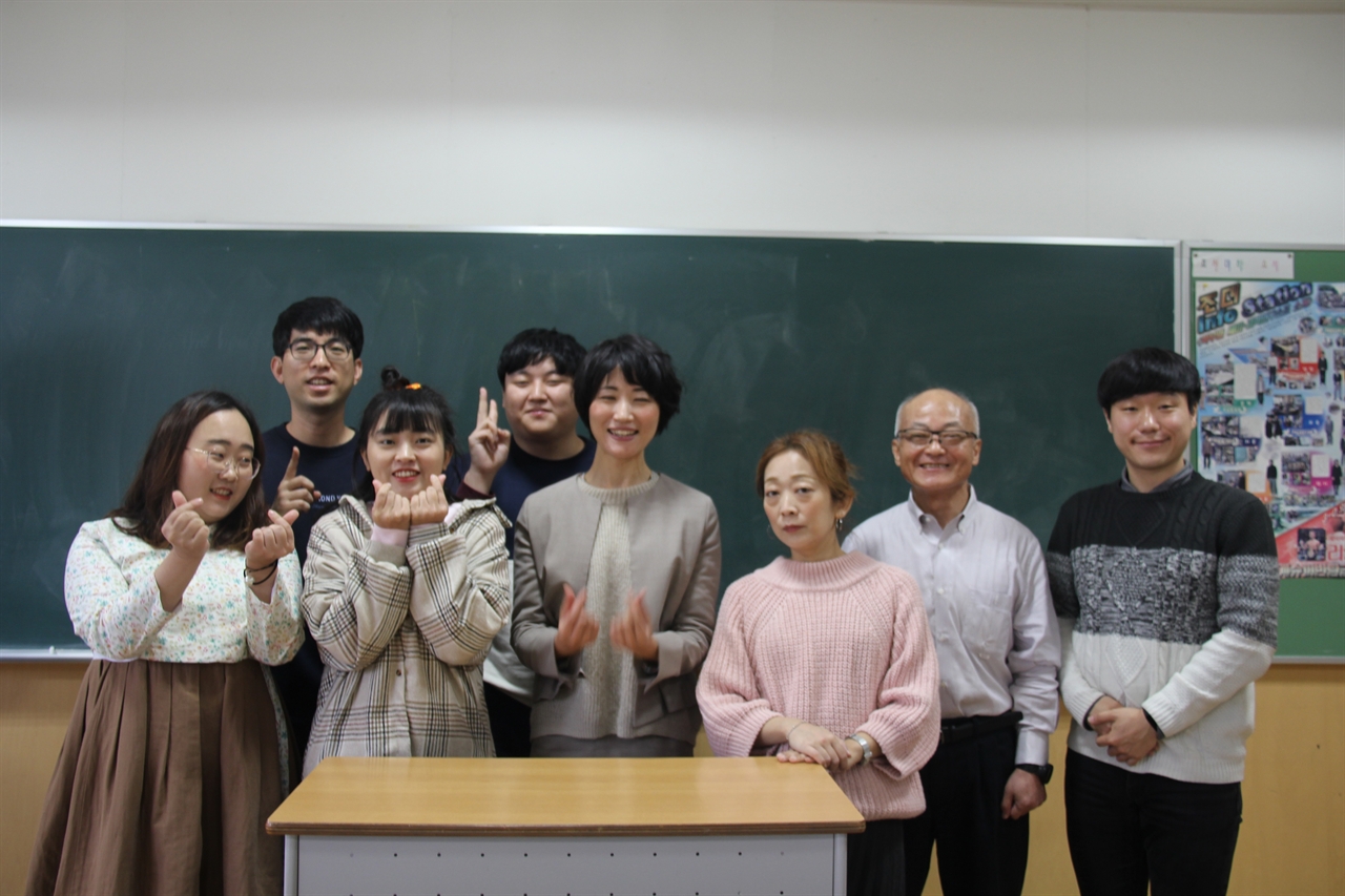  조선학교 고교무상화 재판을 돕고 있는 기요다 미키 변호사(가운데)와 대전청년회 방문단이 후쿠오카조선학교 회의실에서 간담회 후 기념촬영을 하고 있다. 통역을 한 주영덕씨(오른쪽 두번째)의 두 자녀는 후쿠오카조선학교를 다녔고 국가배상청구소송의 원고다.