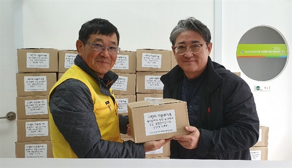 조상익 나란타 회장(왼쪽)이 이병희 오산시건강가정다문화가족지원센터장에게 김장을 전달하고 있다. 