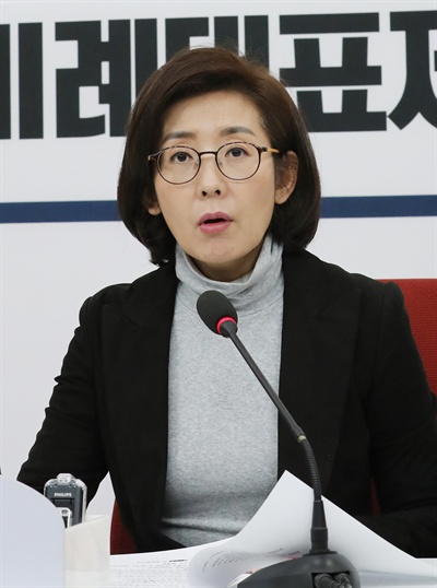 자유한국당 나경원 원내대표가 1일 오후 서울 여의도 국회 원내대표실에서 기자회견을 하고 있다.