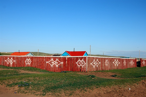 몽골수도 울란바토르를 떠나 바양올기로 가던 중 만난 어느 집 담장 모습으로 하탄-수이흐(마름모꼴) 문양과 하안-보고입치(원형) 문양이 그려져 있다.