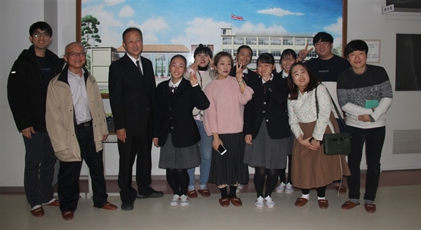 후쿠오카를 방문한 대전청년회 방문단과 교감 선생님과 재학생들이 함께 기념촬영을 하고 있다.