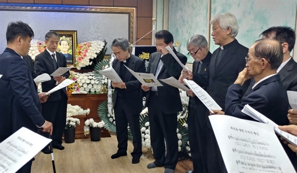 1일 오후 7시 당진장례식장 빈소에서 사) 한국기독교민주화운동 주최로 열린 '고 이명남 목사 고별 예식'에는 전국 각지에서 모인 목회자들과 대전·충남 지역 민주화운동 관계자 등 100여 명이 참석했다.