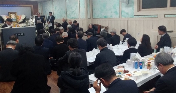 1일 오후 7시 당진장례식장 빈소에서 사) 한국기독교민주화운동 주최로 열린 '고 이명남 목사 고별 예식'에는 전국 각지에서 모인 목회자들과 대전·충남 지역 민주화운동 관계자 등 100여 명이 참석했다.