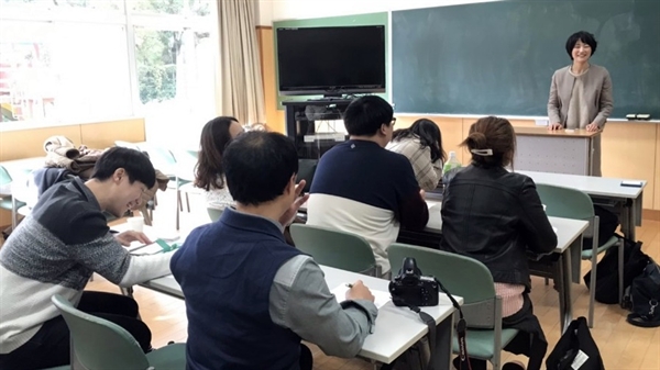 대전청년회원들이 후쿠오카 조선학교에서 후쿠오카조선학교 고교 무상화를 위한 재판을 돕고 있는 기요다 미키 변호사와 질의응답을 하고 있다.