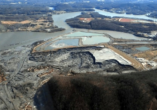 2008년 12월 22일, 킹스턴 화력발전소 석탄재 매립장 붕괴로 석탄재가 유출되는 재앙이 발생했다. 