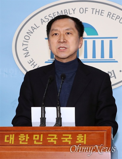 김기현 전 울산광역시장이 2일 오전 국회 정론관에서 기자회견을 열고 작년 6월 실시된 울산광역시장 선거에 대해 선거 무효소송을 제기하겠다고 밝히고 있다. 