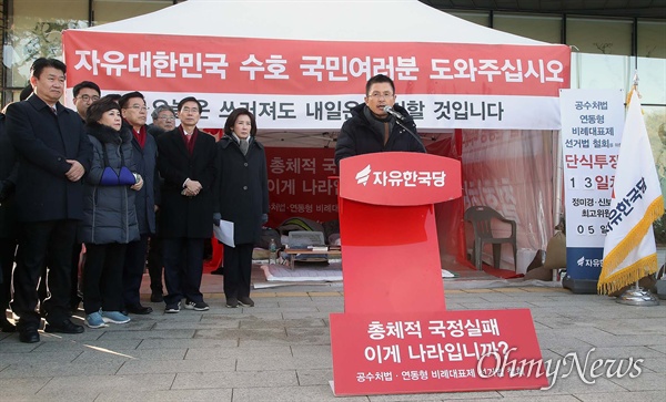 단식 중단 닷새만에 당부에 복귀한 황교안 자유한국당 대표가 2일 오전 서울 종로구 청와대 사랑채 앞에서 열린 최고위원회의에 참석해 “이 땅에 정의를 바로세우고 정치를 정상화하기 위해 양대 악법(선거법과 공수처법)은 반드시 막아내고 3대 문재인 게이트 실상을 끝까지 파헤치겠다”고 말했다.