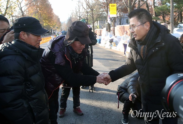 단식 중단 닷새만에 당부에 복귀한 황교안 자유한국당 대표가 2일 오전 서울 종로구 청와대 앞에서 장기농성중인 문재인하야범국민투쟁본부 회원들을 만나 인사를 나누고 있다.