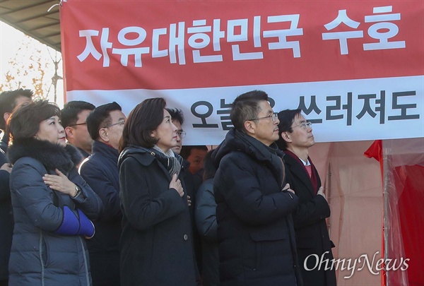 단식 중단 닷새만에 당부에 복귀한 황교안 자유한국당 대표가 2일 오전 서울 종로구 청와대 사랑채 앞에서 열린 최고위원회의에 참석해 국민의례를 하고 있다.