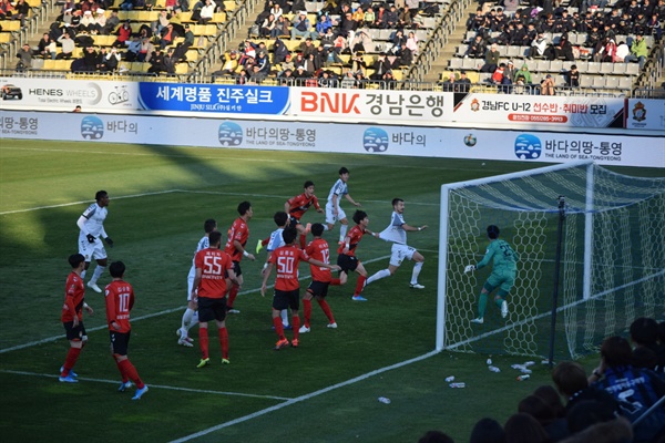  후반전, 인천 유나이티드 골잡이 무고사가 경남 FC 수비수의 잡기 반칙에도 불구하고 크로스를 따라 뛰는 순간