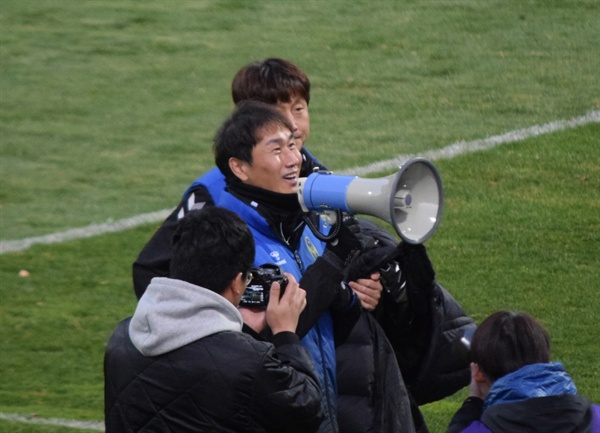  인천 유나이티드 FC 유상철 감독이 수많은 팬들 앞에 서서 소감을 전하는 순간.