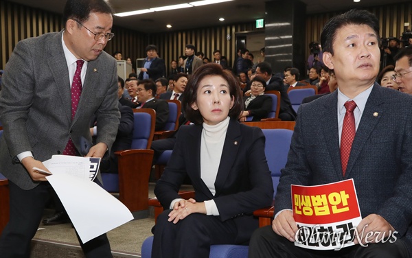 자유한국당 박성중 의원(왼쪽)이 2일 오전 국회에서 열린 의원총회에서 나경원 원내대표에게 다가가고 있다. 