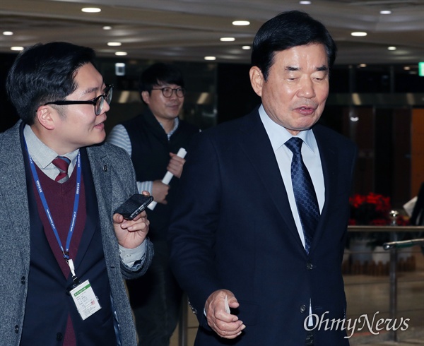 후임 총리로 거론되고 있는 김진표 더불어민주당 의원이 지난 11월 29일 오전 국회에서 기자들의 질문을 받고 있다. 