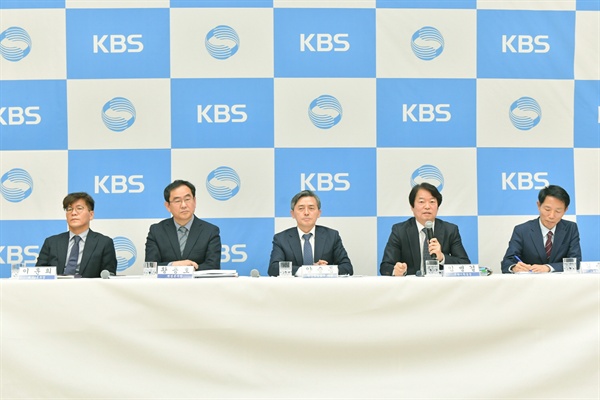  2일 오전 서울 여의도 KBS 신관에서 진행된 기자간담회에서 양승동 KBS 사장을 비롯한 KBS 임원진들이 기자들의 질문에 답하고 있다.