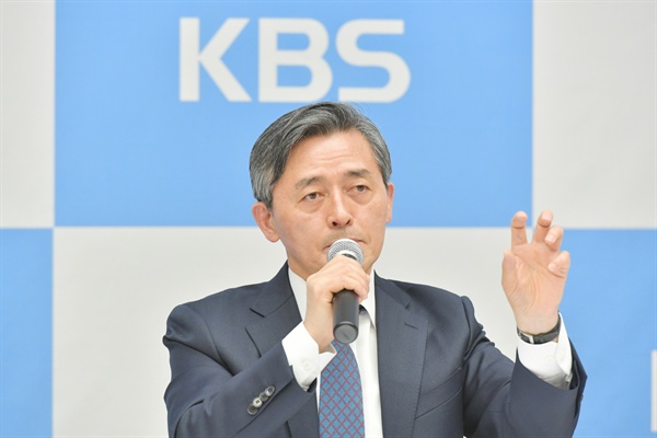  2일 오전 서울 여의도 KBS 신관에서 진행된 기자간담회에서 양승동 KBS 사장이 기자들의 질문에 답하고 있다.