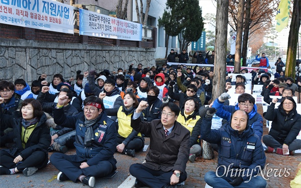 2일 오후 대전지방고용노동청 앞에서 열린 '김용균 동지 1주기 추모, 더 이상 죽을 수 없다! 위험의 외주화 금지! 노동자생명안전쟁취 민주노총 충청권 투쟁선포 결의대회' 장면.