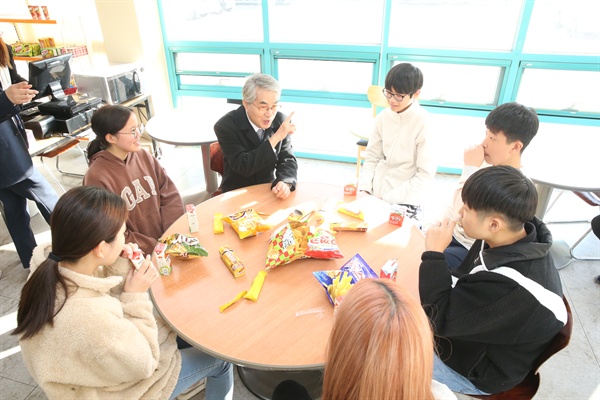 박종훈 경남도교육감은 2일 함안 함성중학교를 찾았다.