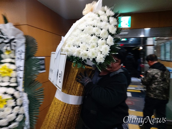  백원우 전 청와대 민정비서관 휘하에서 행정관으로 근무하다 검찰 수사를 앞두고 극단적 선택을 한 검찰 수사관 A씨의 빈소가 마련된 서울 서초구 서울성모병원 장례식장에 문재인 대통령의 조화가 배달되고 있다.