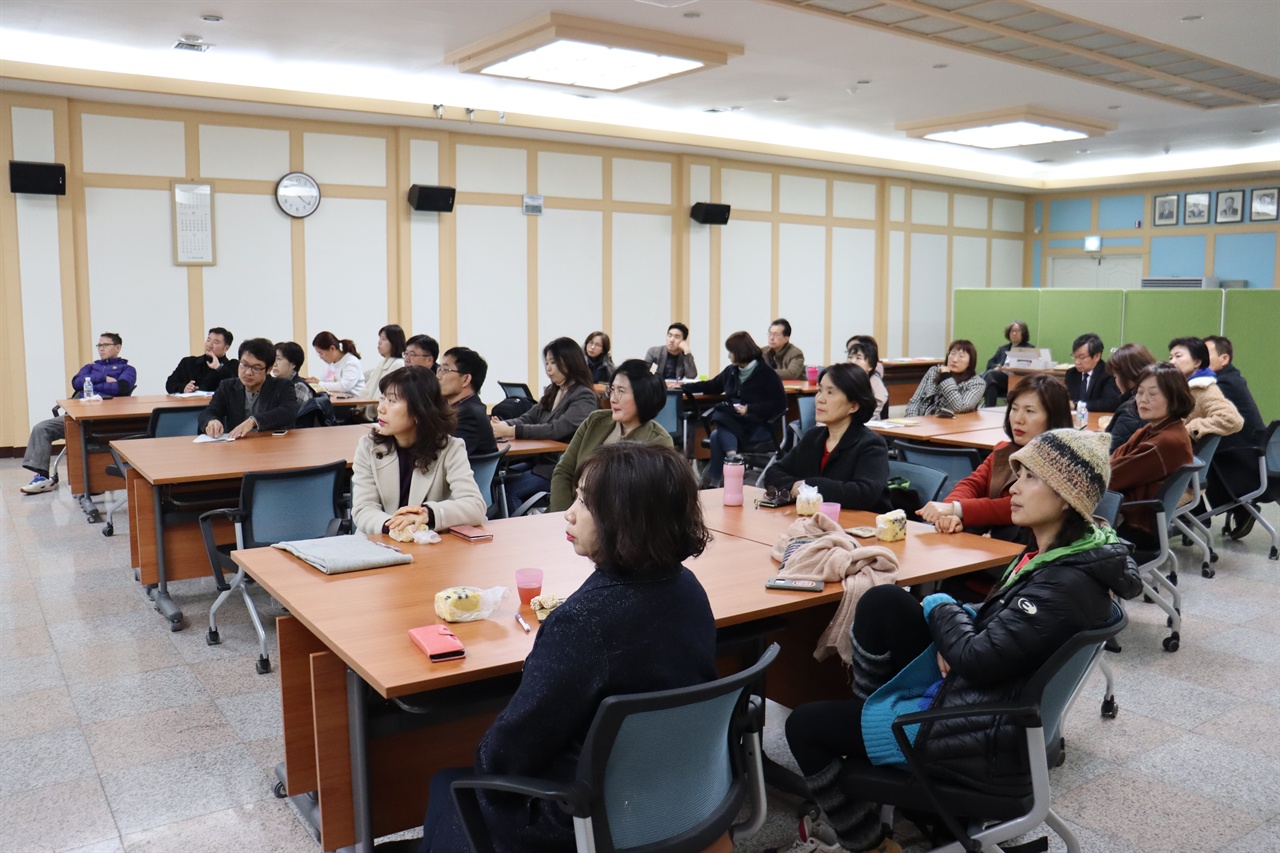 이날 토론회에는 대덕마을에너지활동가가 토론자 및 청중으로 참여해, 대덕구 주민의 참여가 두드러졌다. 