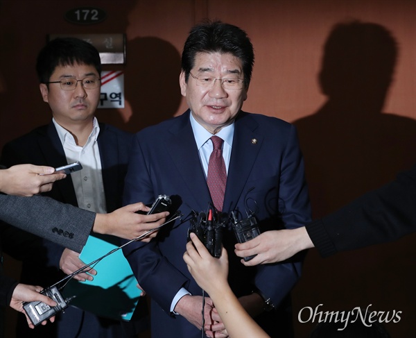 자유한국당 강석호 의원이 3일 오전 국회 정론관에서 원내대표 경선 출마 선언을 한 뒤 기자들의 질문에 답하고 있다.
