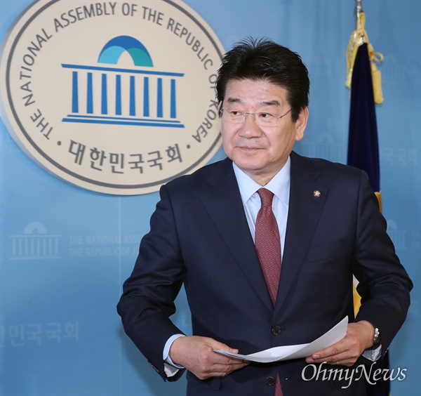 강석호, 한국당 차기 원내대표 출사표 자유한국당 강석호 의원이 3일 오전 국회 정론관에서 원내대표 경선 출마 선언 기자회견을 마친 뒤 나서고 있다.