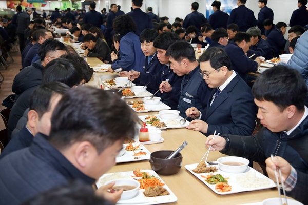  3일 현대로템 창원공장을 찾은 허성무 창원시장.