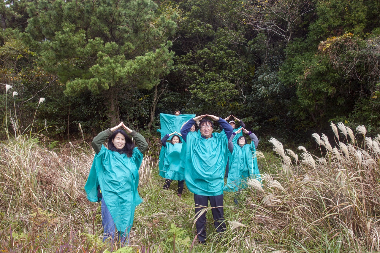  대수산봉에 올라 "공항말고 오름!"을 외치는 답사단