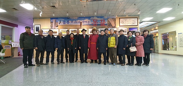 몽골사진 전시회에 참석한 사람들이 기념촬영했다.