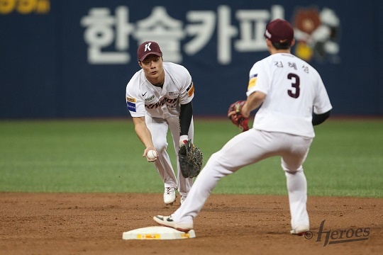  유격수 수비에서도 발전한 모습을 보이고 있는 김하성