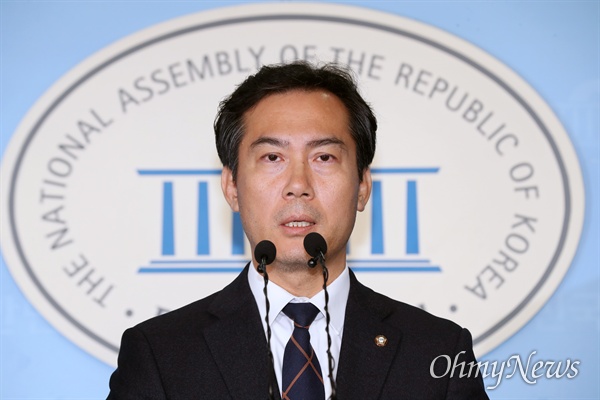 자유한국당 김영우 의원(경기 포천·가평)이 2019년 12월 4일 오전 국회 정론관에서 내년 총선 불출마 선언을 하며 눈시울을 붉히고 있다. 