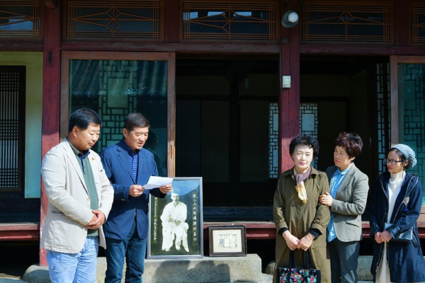  부강 ‘김재식 고택’의 유물 기탁식을 진행하는 백 대표와 이규상 관장(사진 왼쪽 두번째)/세종의 소리 제공