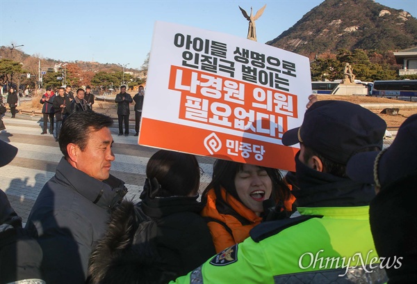 민중당 대학생 당원이 4일 오전 서울 종로구 청와대 사랑채 앞 투쟁천막에서 열린 최고위원-중진의원 연석회의에 아이들 생명으로 인질극을 벌이는 나경원 원내대표는 자격이 없다며 기습시위를 벌이고 있다.