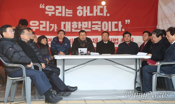 황교안 자유한국당 대표가 4일 오전 서울 종로구 청와대 사랑채 앞 투쟁천막에서 열린 최고위원-중진의원 연석회의에 참석해 회의를 주재하고 있다.