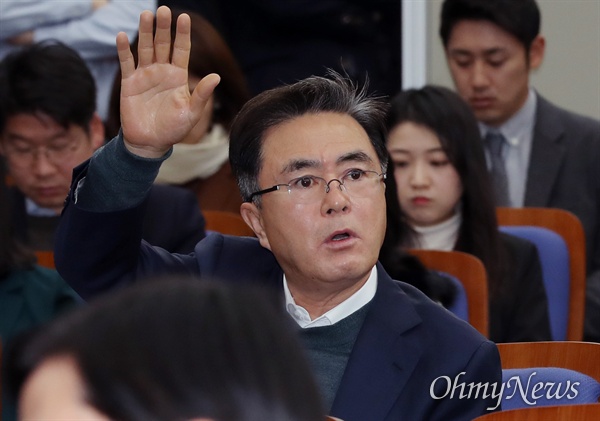 자유한국당 김태흠 의원이 2019년 12월 4일 오전 국회에서 열린 의원총회에서 공개발언을 하겠다며 손을 들고 있다.