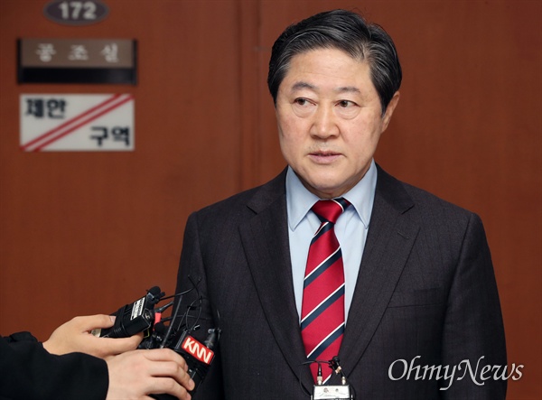 자유한국당 유기준 의원이 4일 오전 국회 정론관에서 원내대표 경선 출마 선언을 한 뒤 기자들의 질문에 답하고 있다.