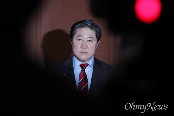 자유한국당 유기준 의원이 4일 오전 국회 정론관에서 원내대표 경선 출마 선언을 한 뒤 기자들의 질문에 답하고 있다.