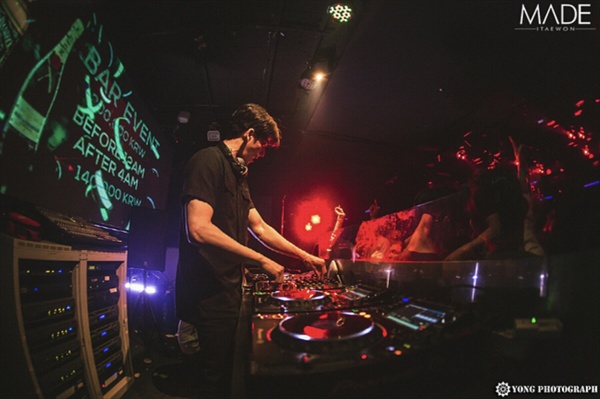  DJ BAUSS는 DJ라는 직업에 대해서 '내가 좋아하는 음악을 통해서 얻은 감정들을 다른 사람들이 똑같이 느끼는 것을 좋아한다.'고 말했다.
