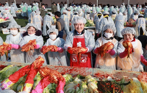 함양군 사회봉사단체협의회는 4일 오전 생활체육공원 보조경기장에서 사랑의 김장 담그기 행사를 가졌다.